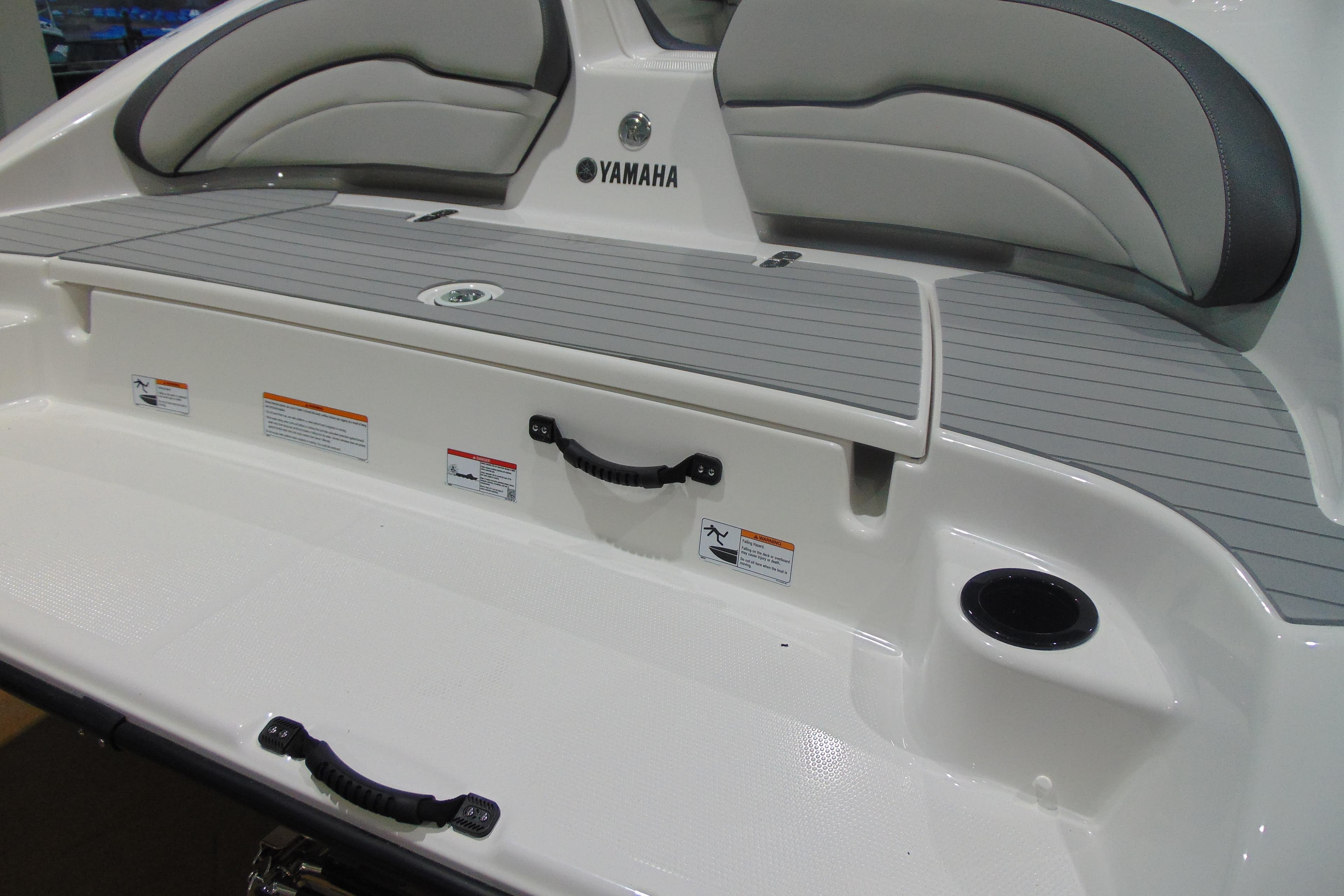 2026 Yamaha Boats AR190 swim platform with cushioned seating and sleek design.