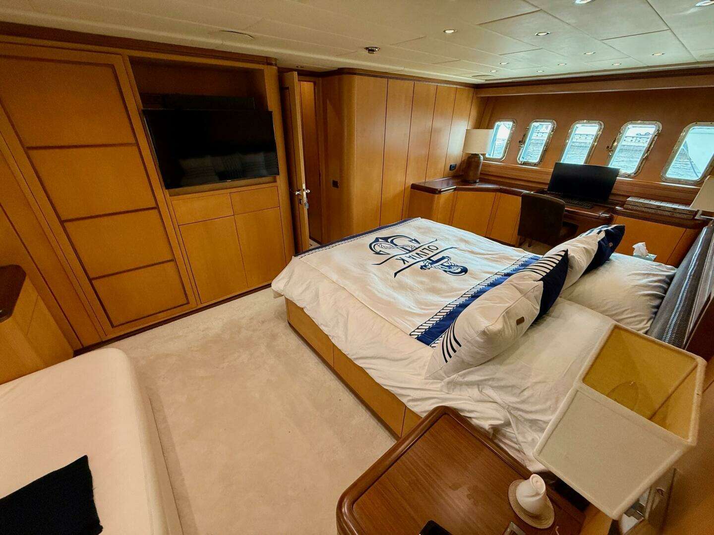 2005 Mangusta 92 - Image 12