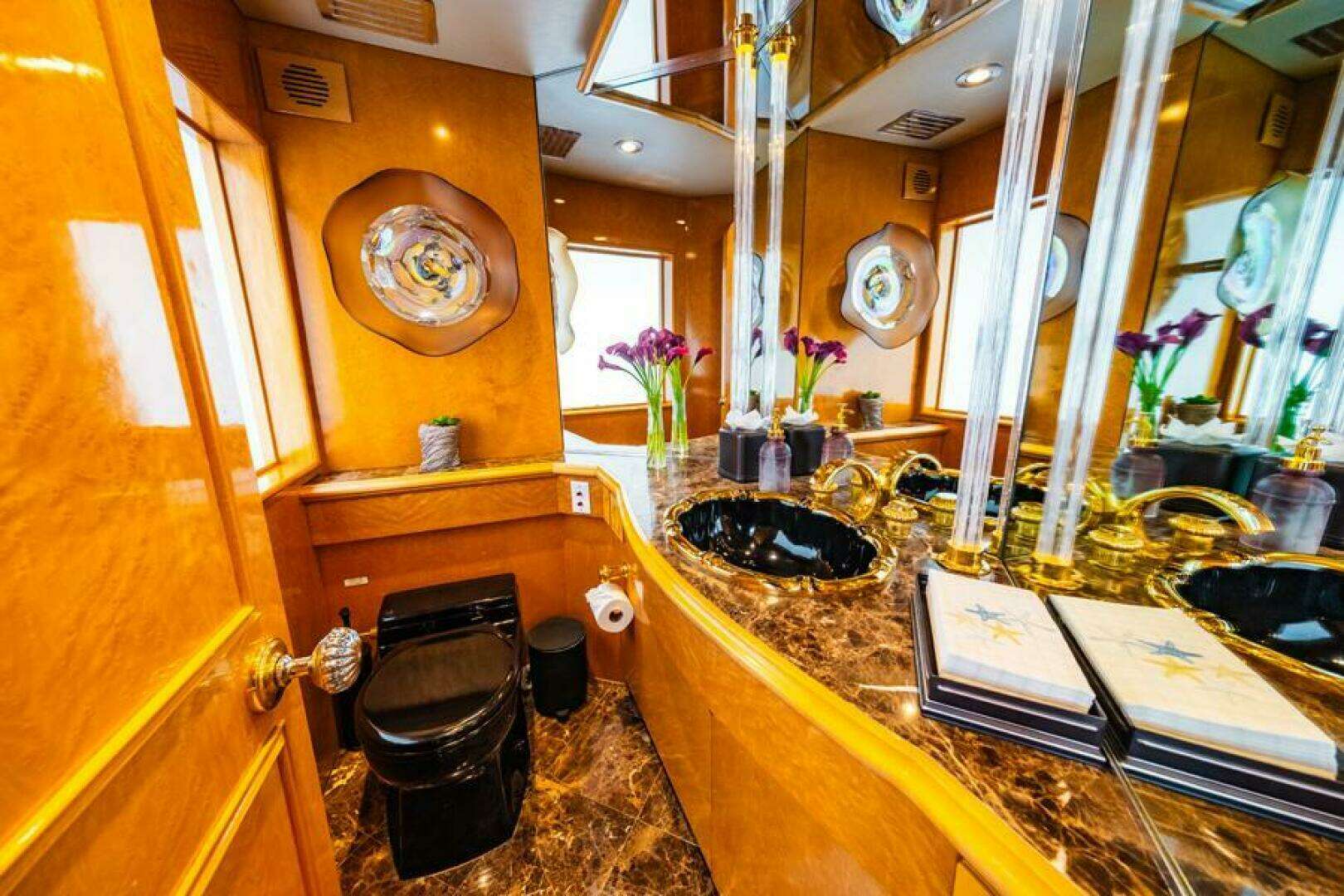 1995 Hatteras Flybridge Motor Yacht - Image 10