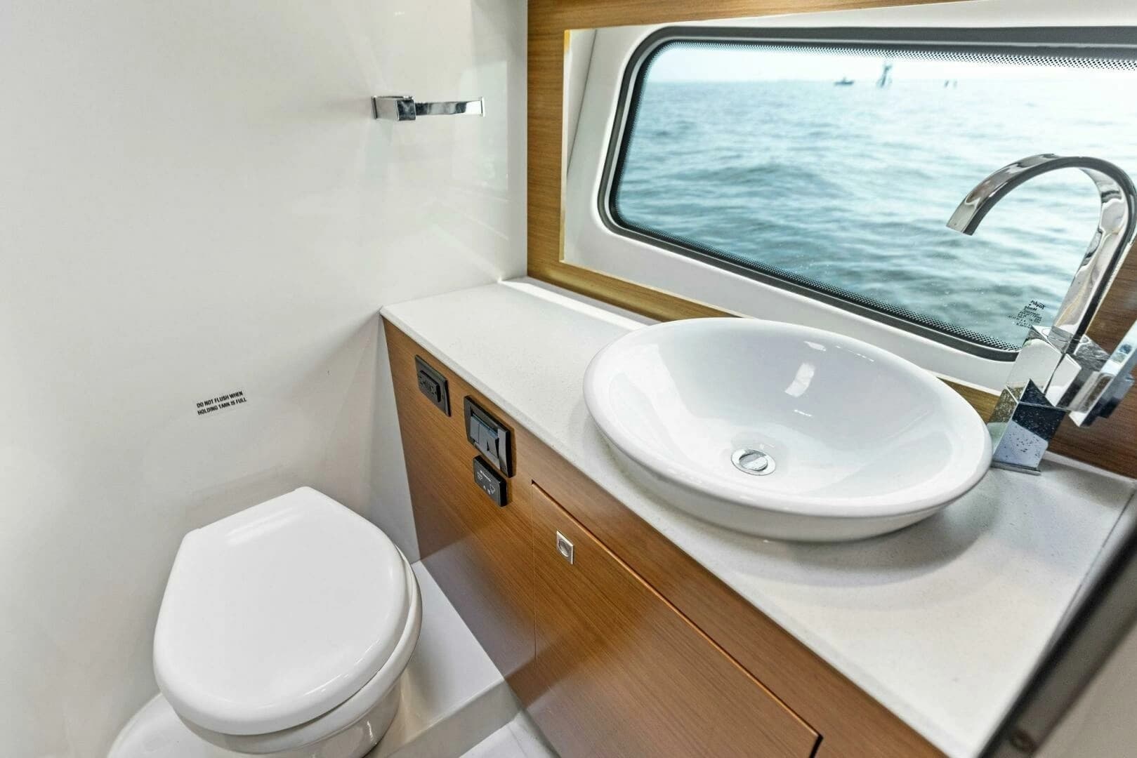 2015 Cruisers Yachts 390 Express Coupe - Image 37