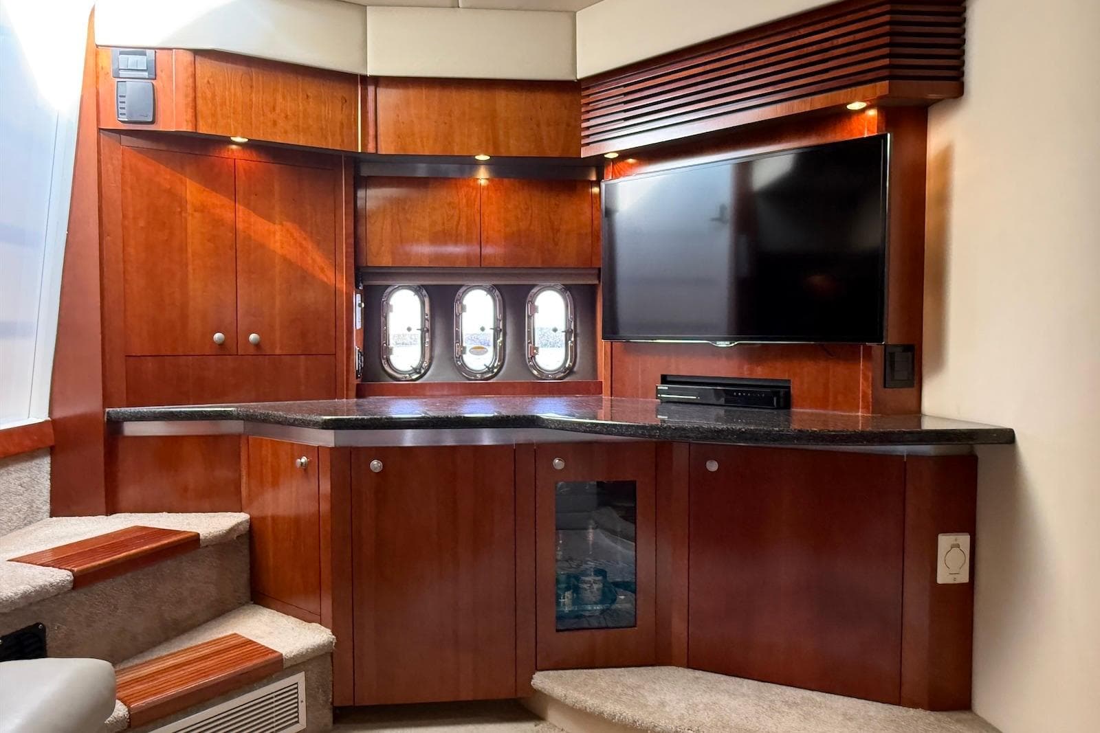 Luxurious interior of 2007 Cruisers Yachts 420 Express with wood cabinetry and modern amenities.