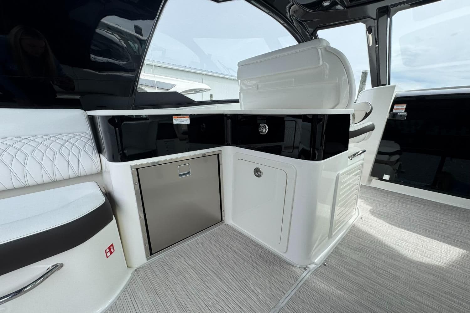 2026 Sea Ray Sundancer 370 Outboard - 23