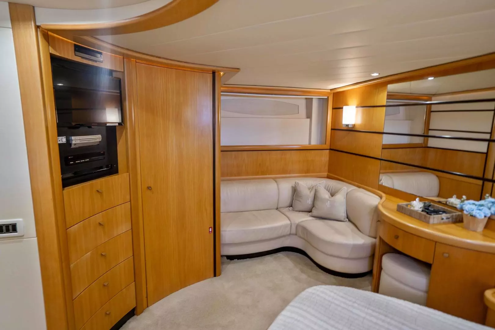 2005 Pershing 76 Motor Yacht - Image 19