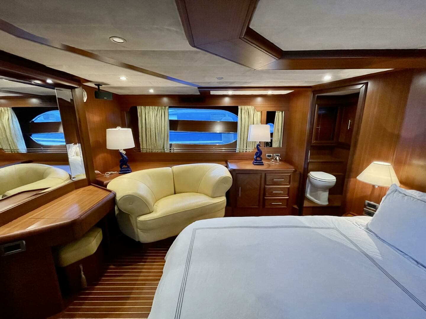 2006 Mochi Craft 74' Dolphin - Image 15
