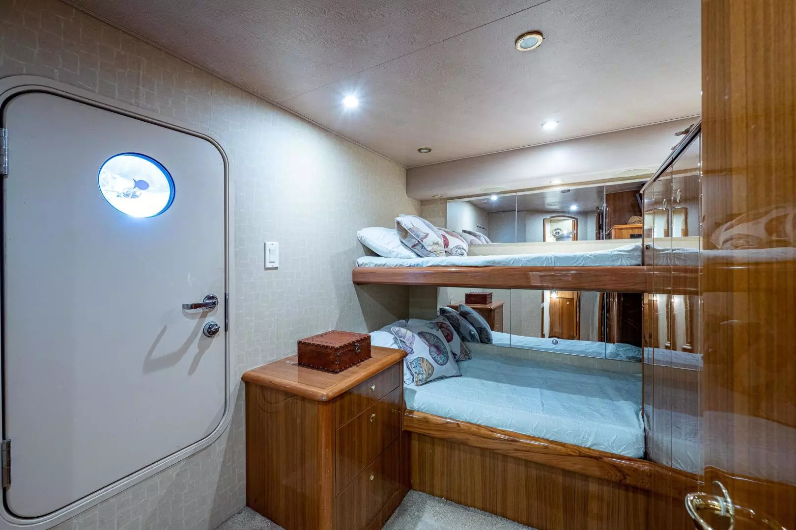 2005 Viking 74 Convertible - Image 29