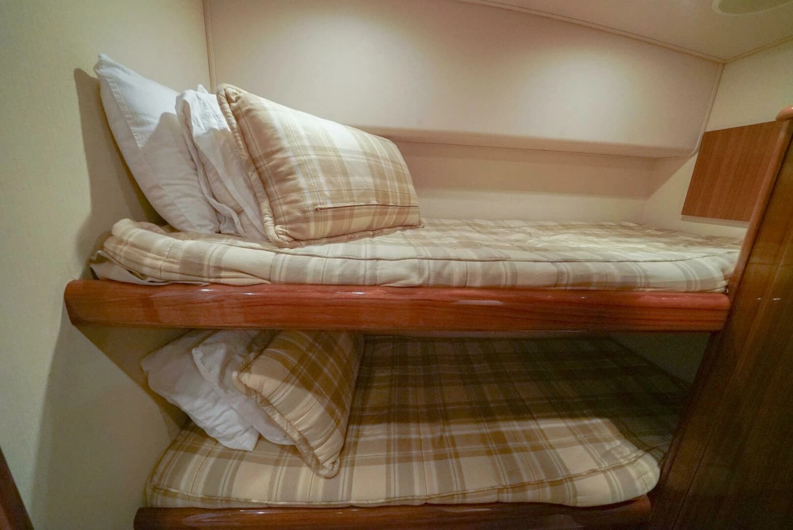 2007 Viking 45 Convertible - Image 20