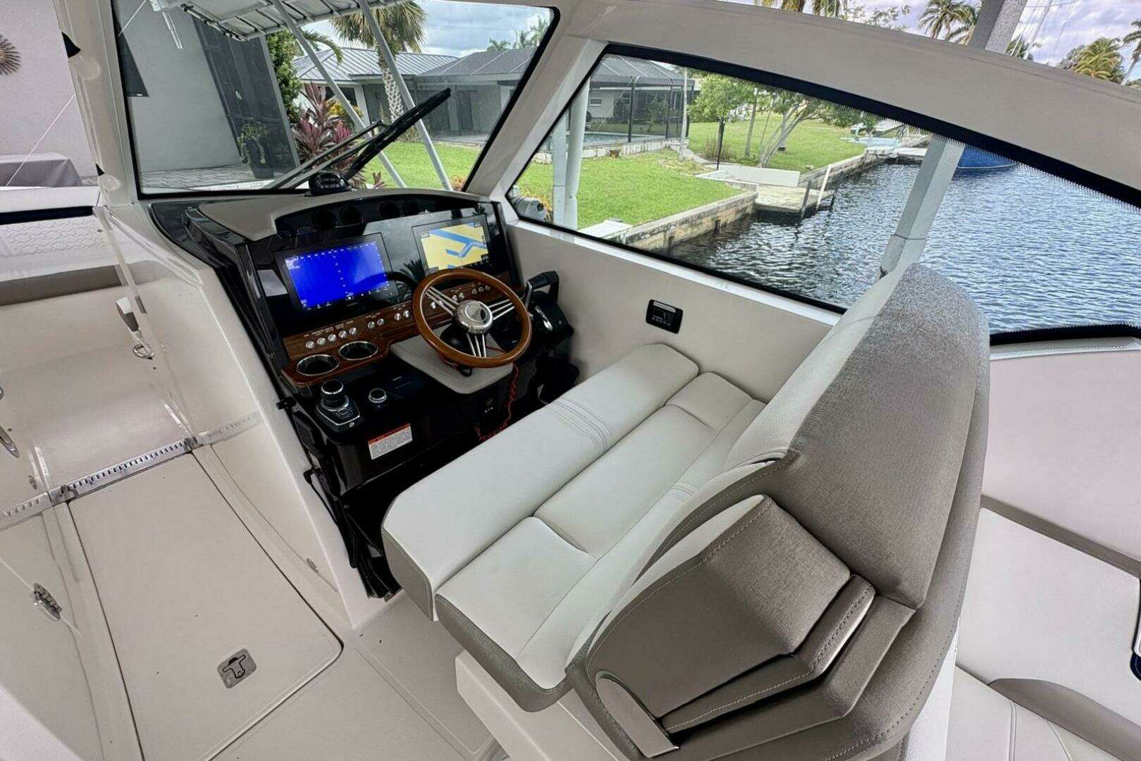 2024 Tiara Sport 34 LX - Image 15