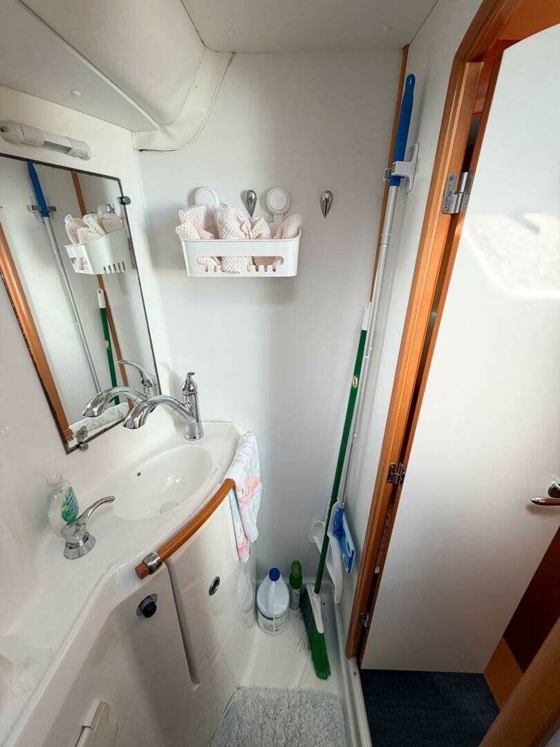 2005 Lagoon 380S - Image 67