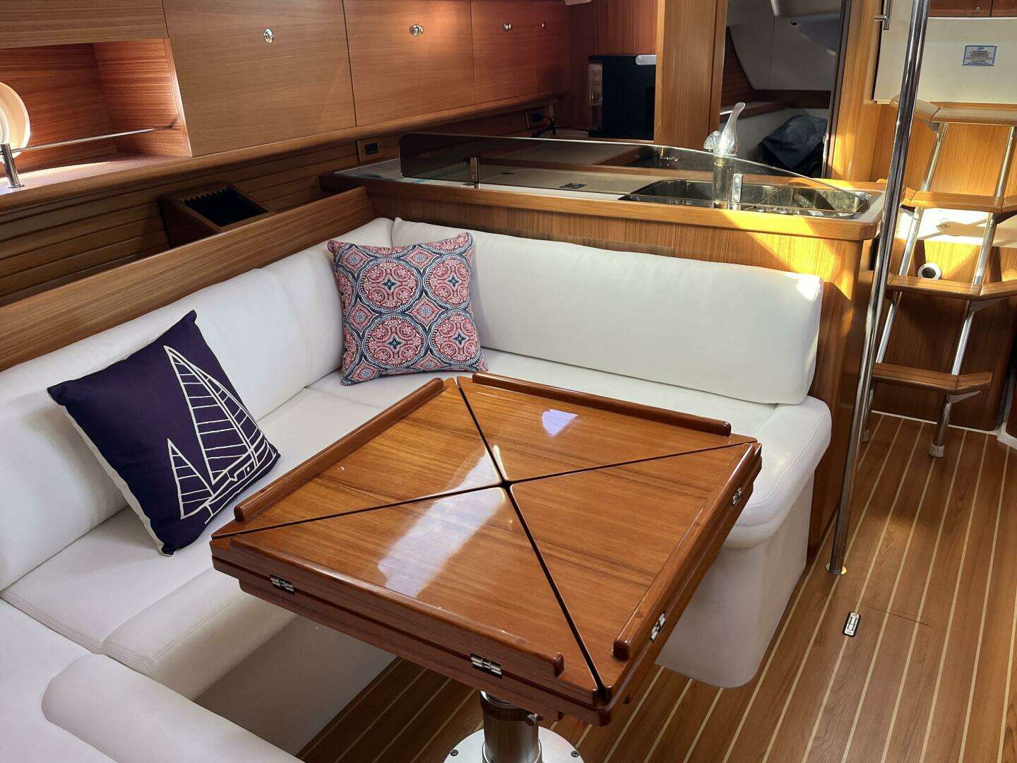 2017 Catalina 355 - Image 35