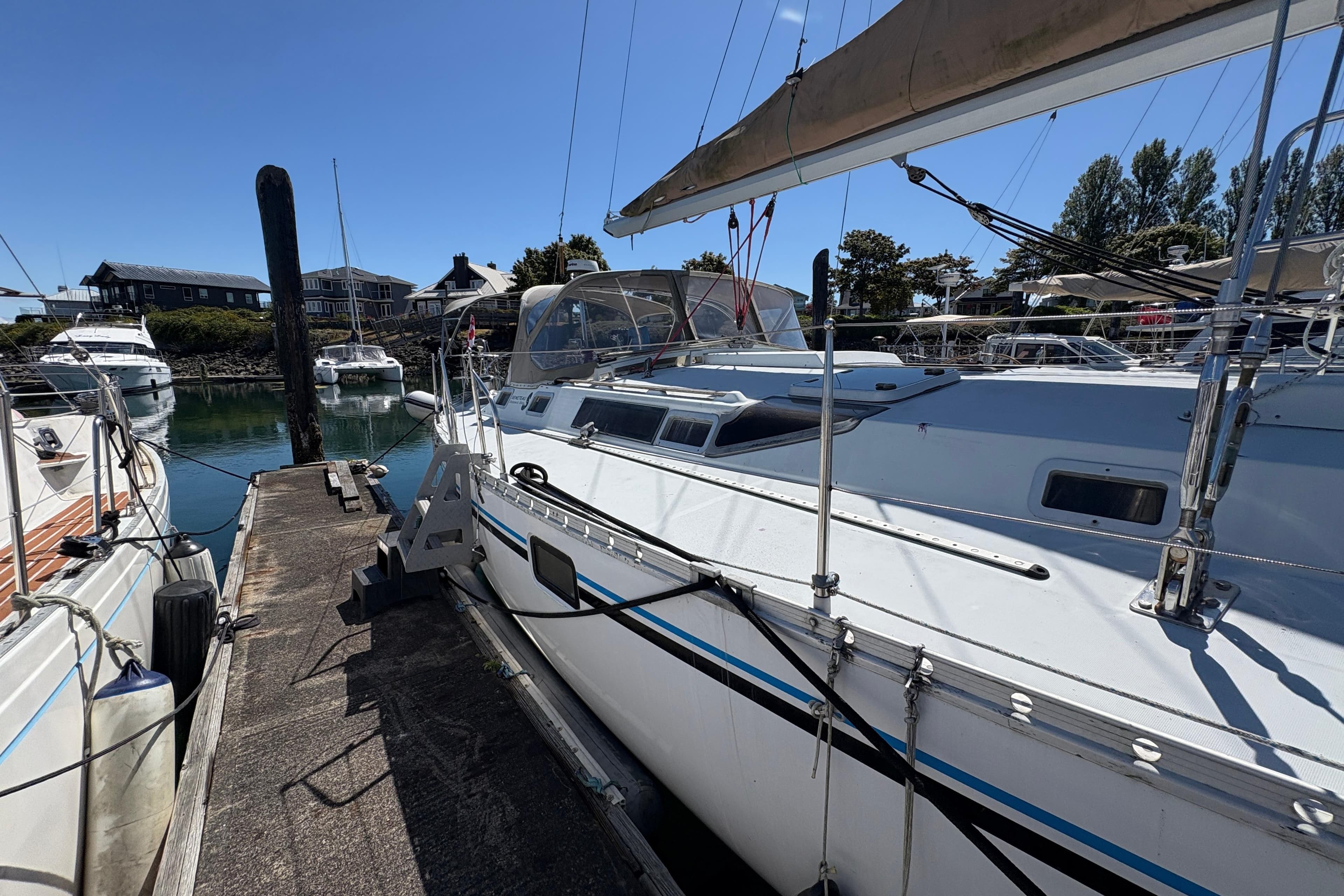1990 Beneteau Oceanis 500 sailboat docked at marina under clear blue sky.
