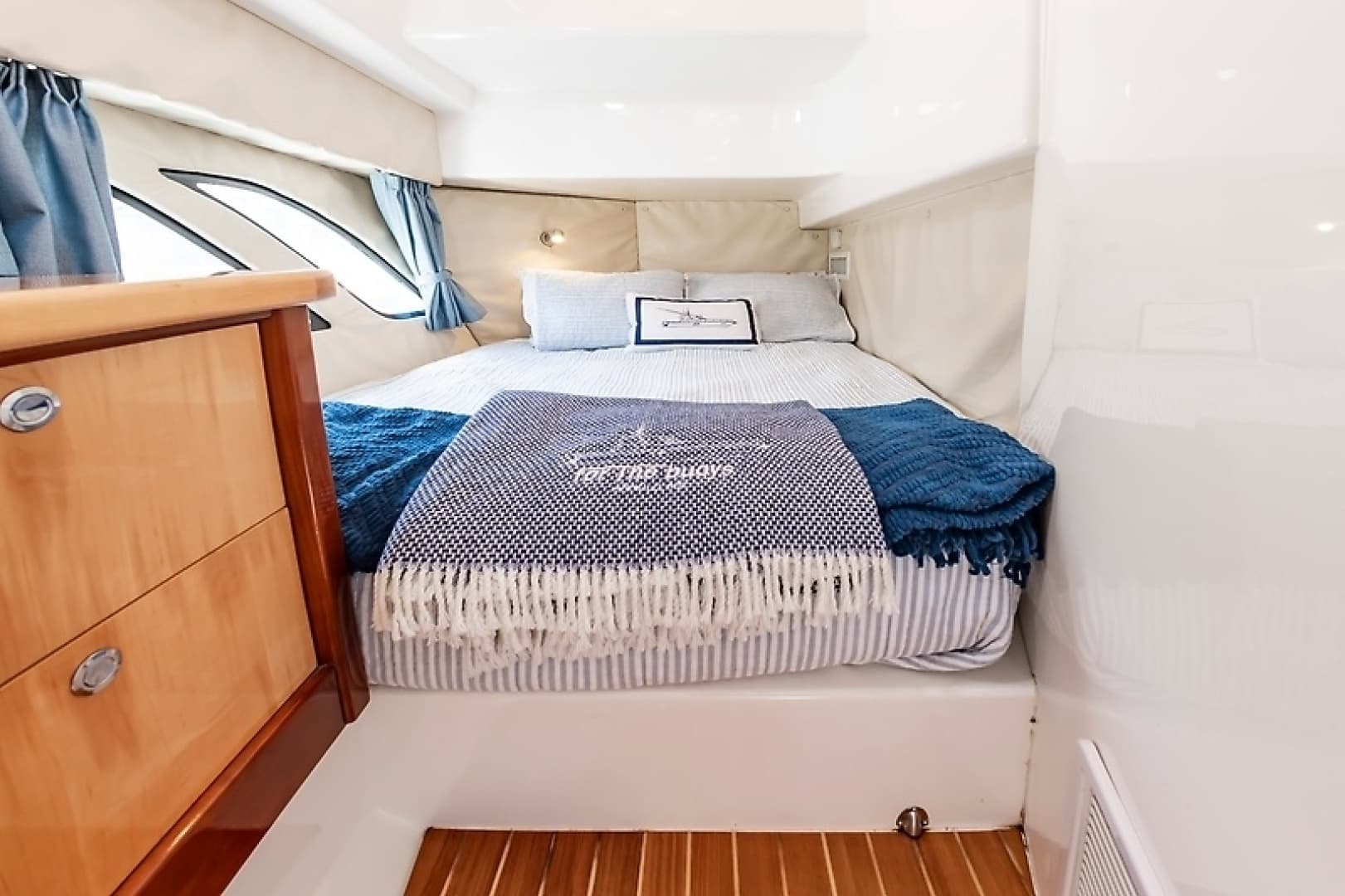 2010 Intrepid 475 Sport Yacht - Image 44