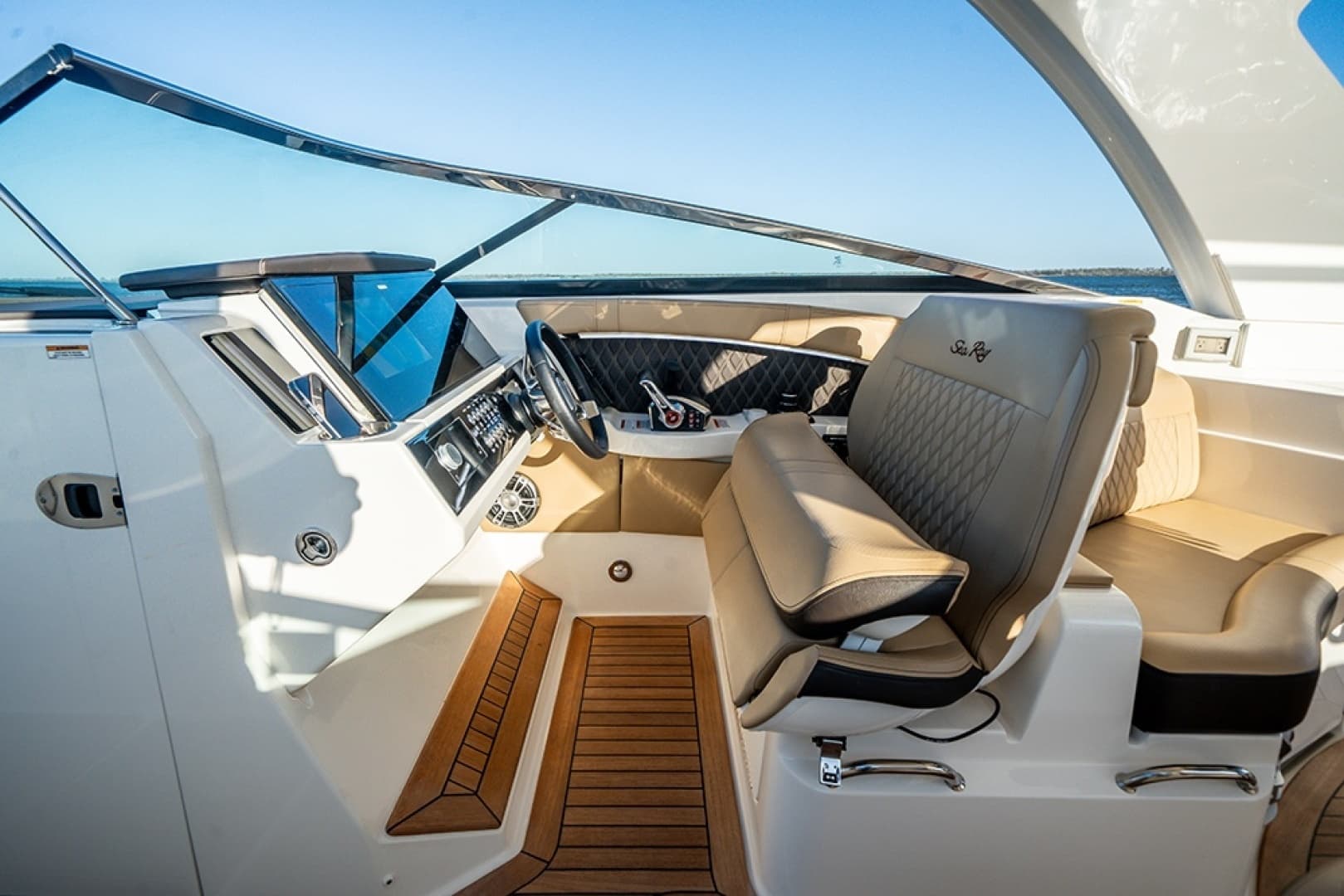 2023 Sea Ray SLX 350 Outboard - Image 9