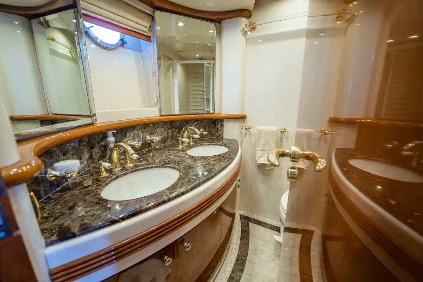 2004 Azimut 80 Carat - Image 18