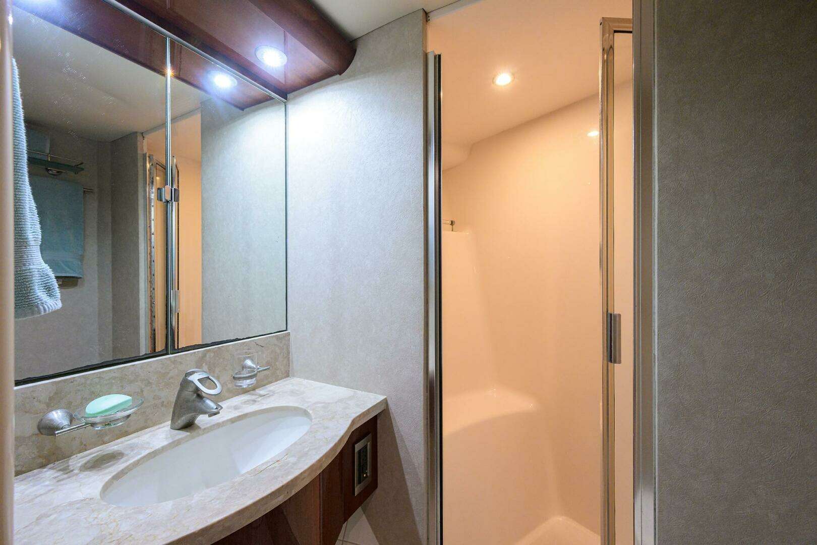 2007 Lazzara Yachts 80 Enclosed - Image 24