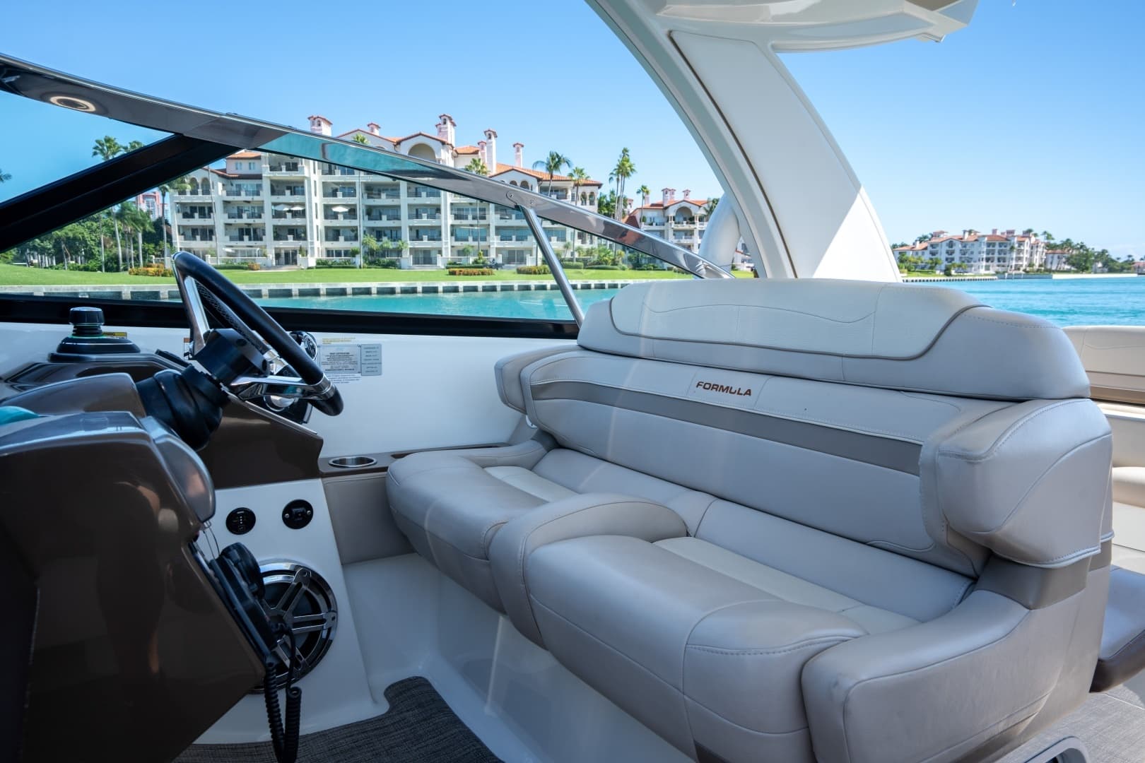 2018 Formula 350 Crossover Bowrider - Image 17