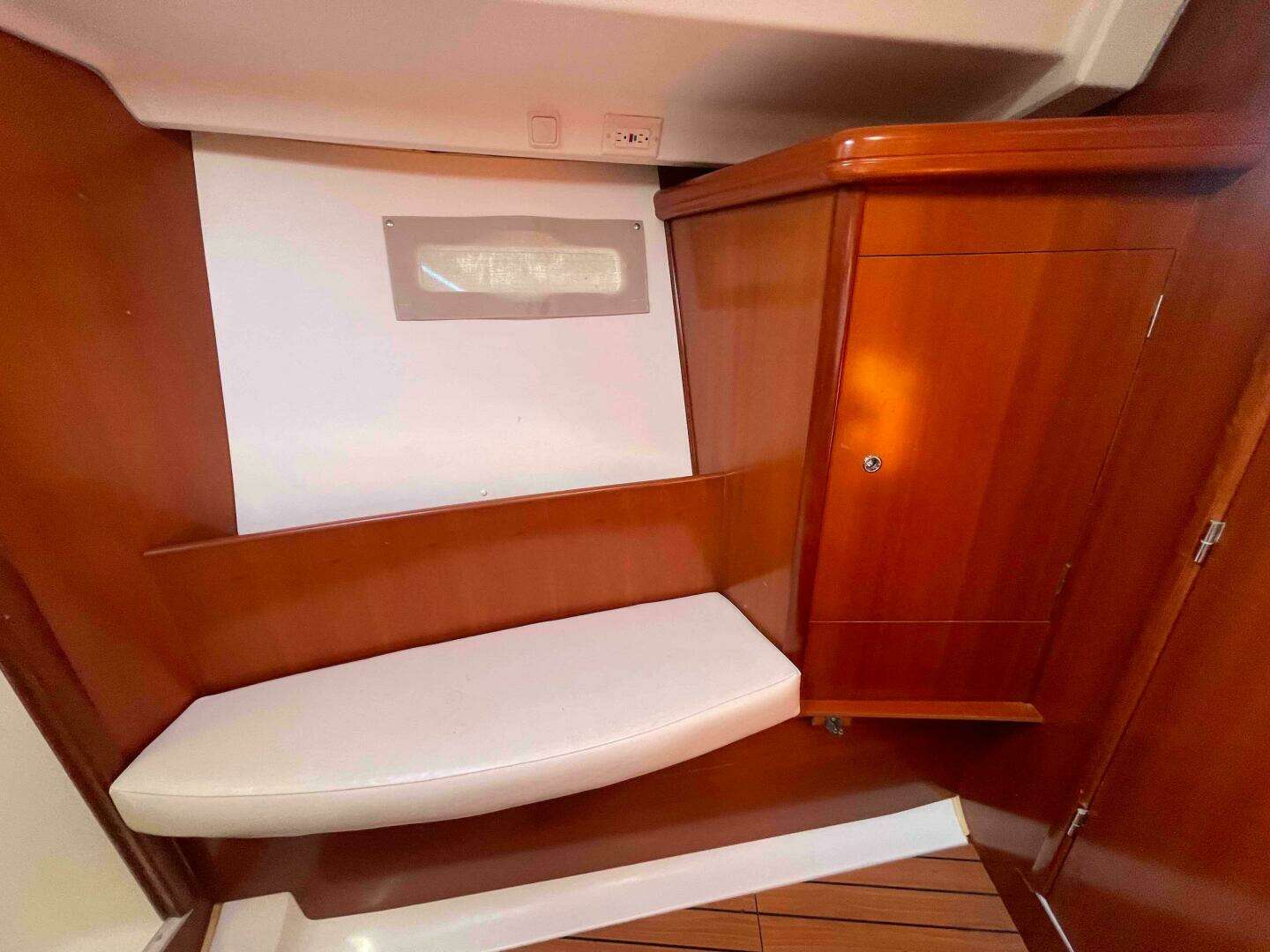 2006 Beneteau 393 - Image 16
