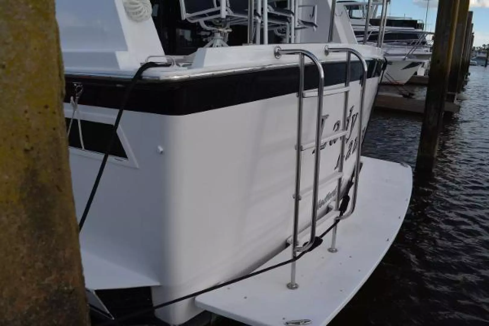 1989 Viking Motor Yacht - Image 14