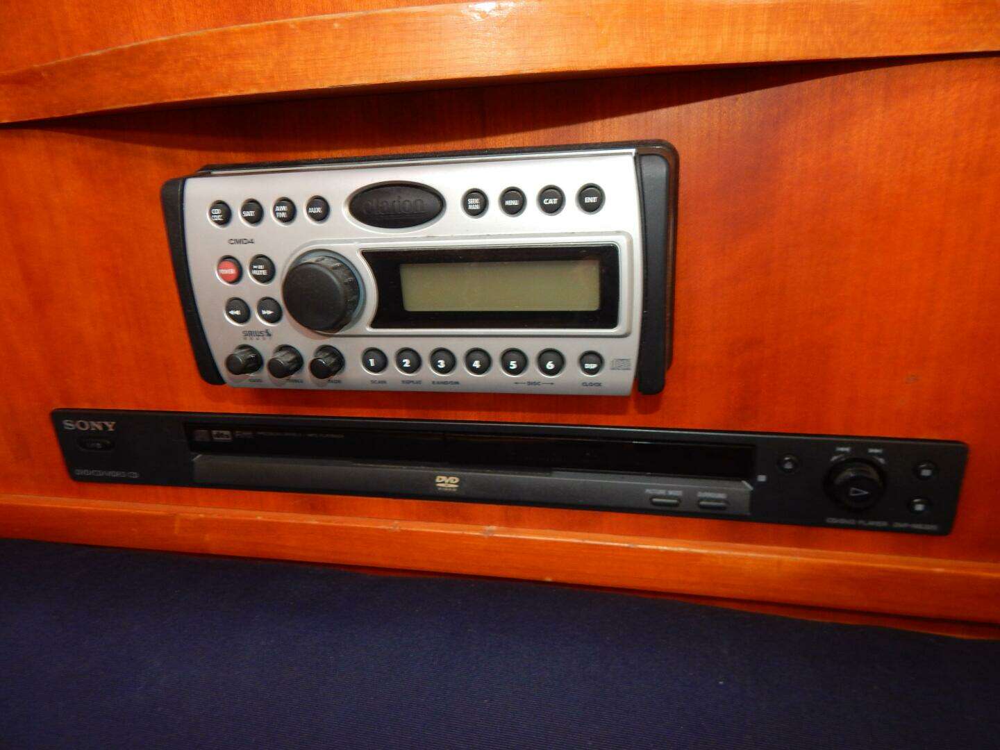 1998 Freedom 40/40 - Image 13
