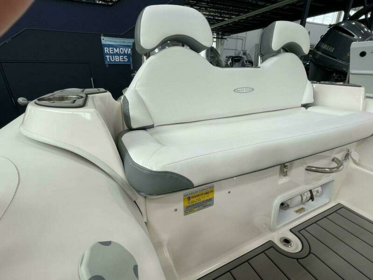 2025 Zodiac Yachtline 490 Deluxe NEO - Image 10