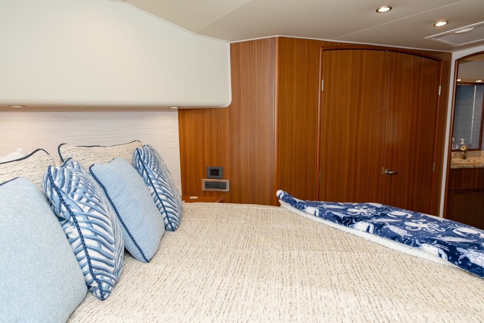 2008 Viking 60 Convertible - Image 16