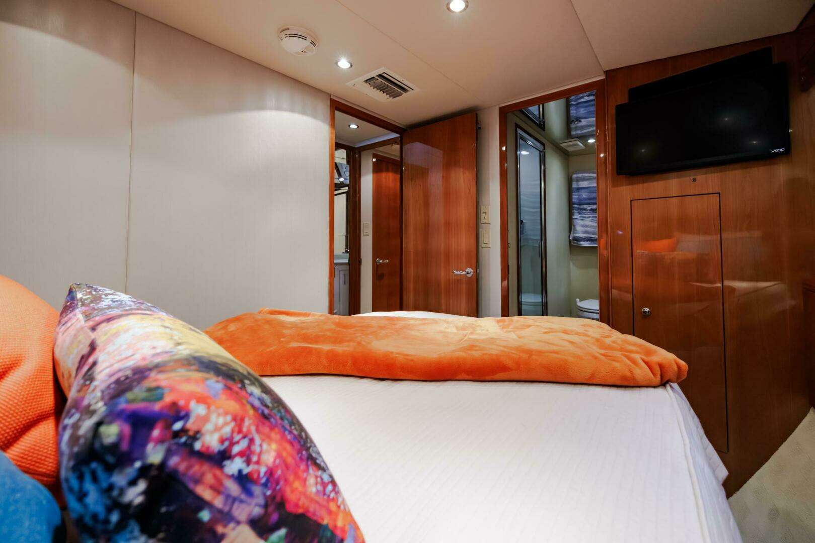 2005 Hatteras 50 Convertible - Image 34