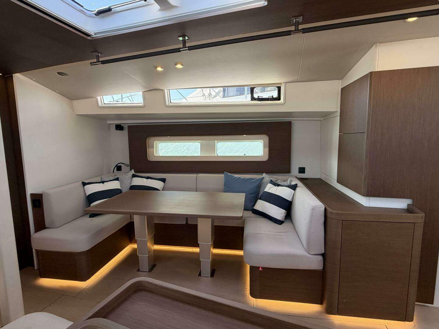 2022 Beneteau Oceanis Yacht - Image 9