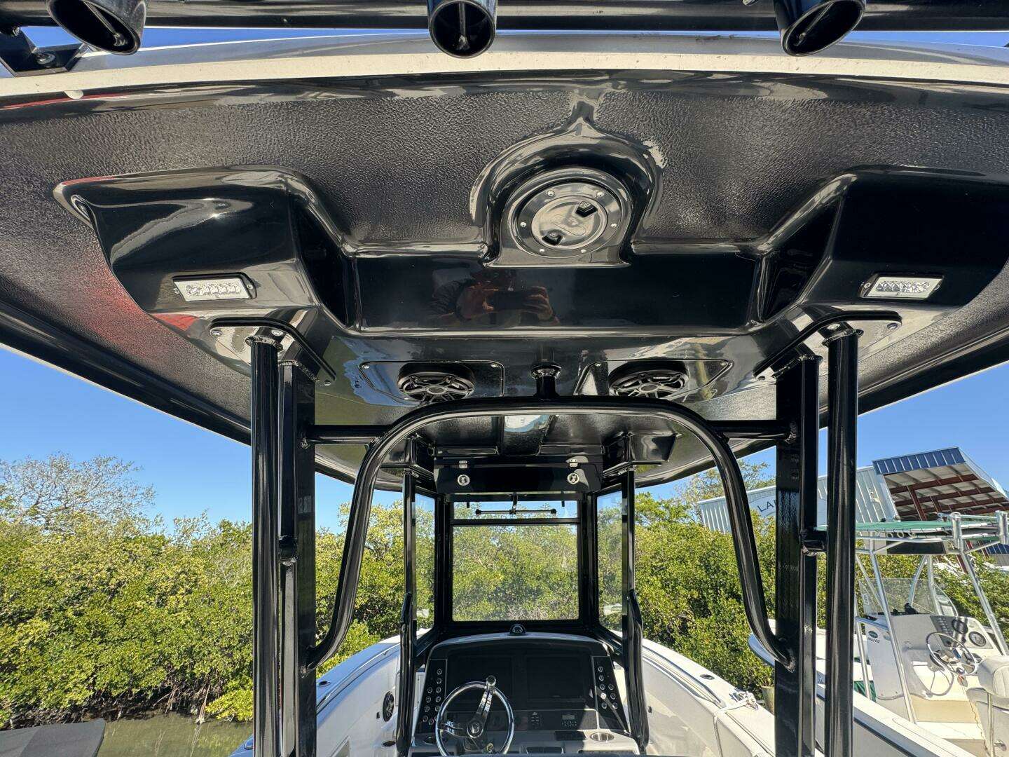 2023 Robalo R270 Center Console - Image 32