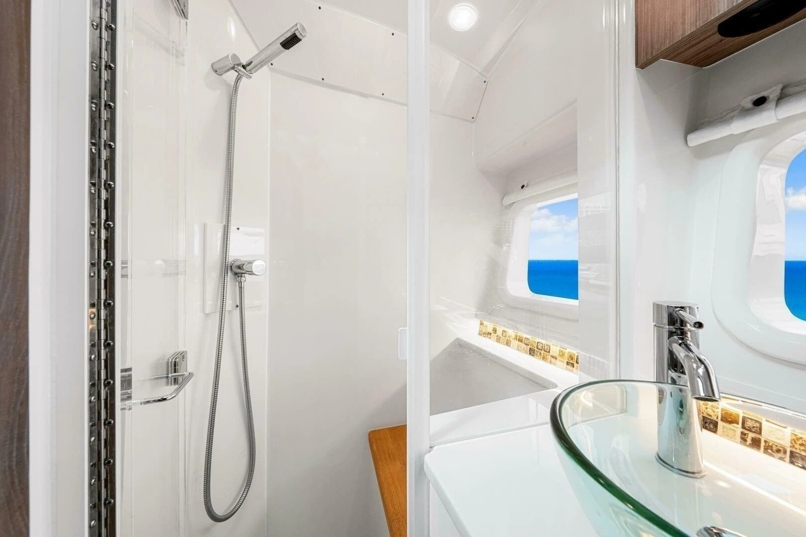 2022 Sea Ray 370 Sundancer - Image 39