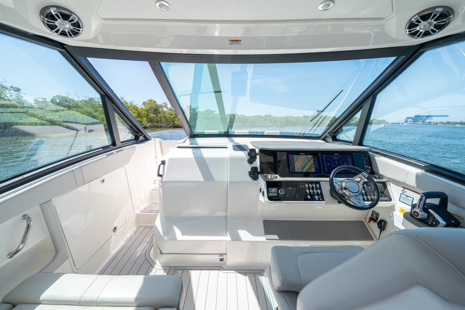 2021 Sea Ray 320 Sundancer - Image 21