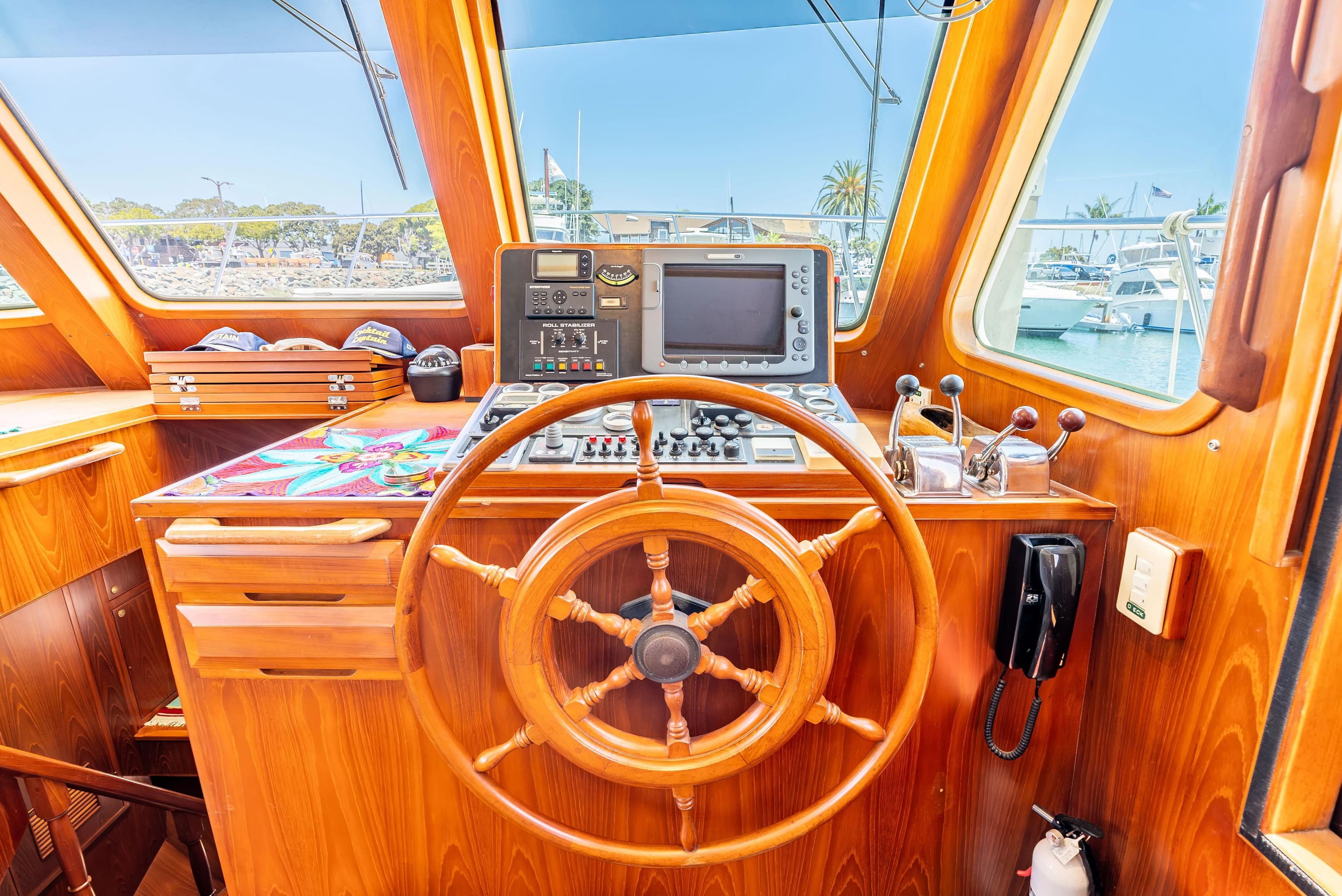 DeFever 45 Motoryacht helm, 2009 model, featuring wooden finish and navigation equipment.