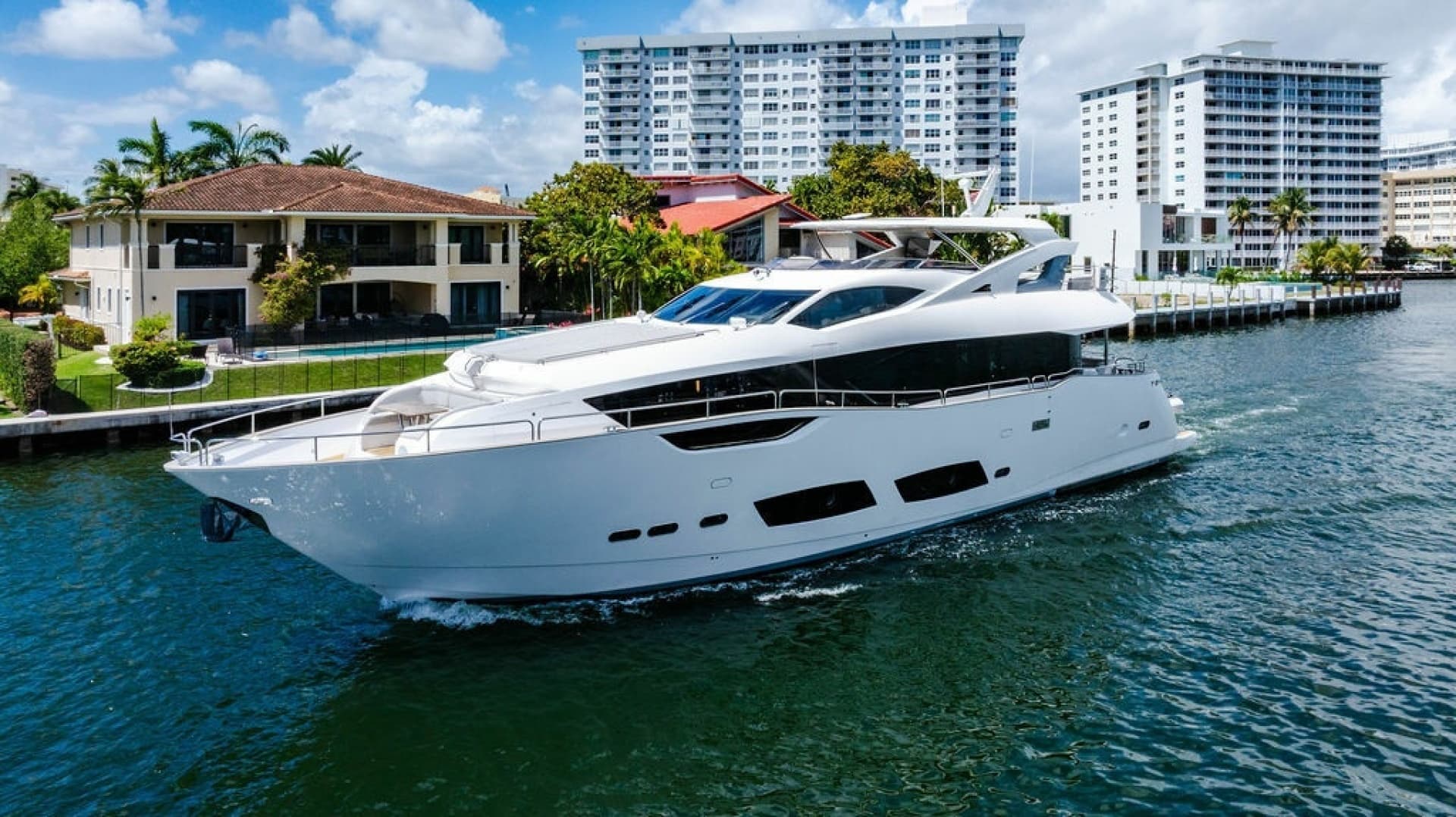 2019 Sunseeker 95 Motor Yacht - Image 4