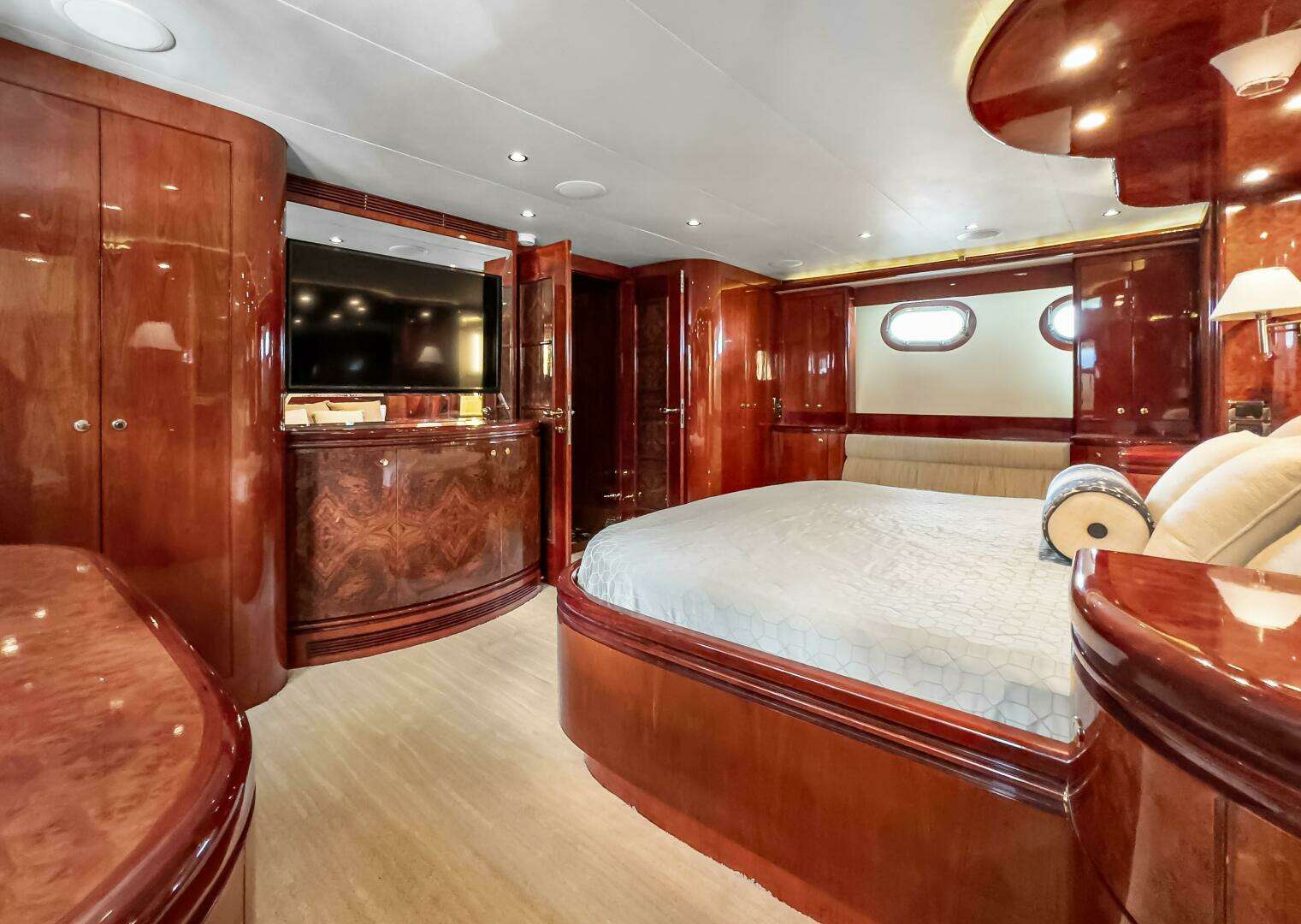 2005 Ocean Alexander 80 motoryacht - Image 7