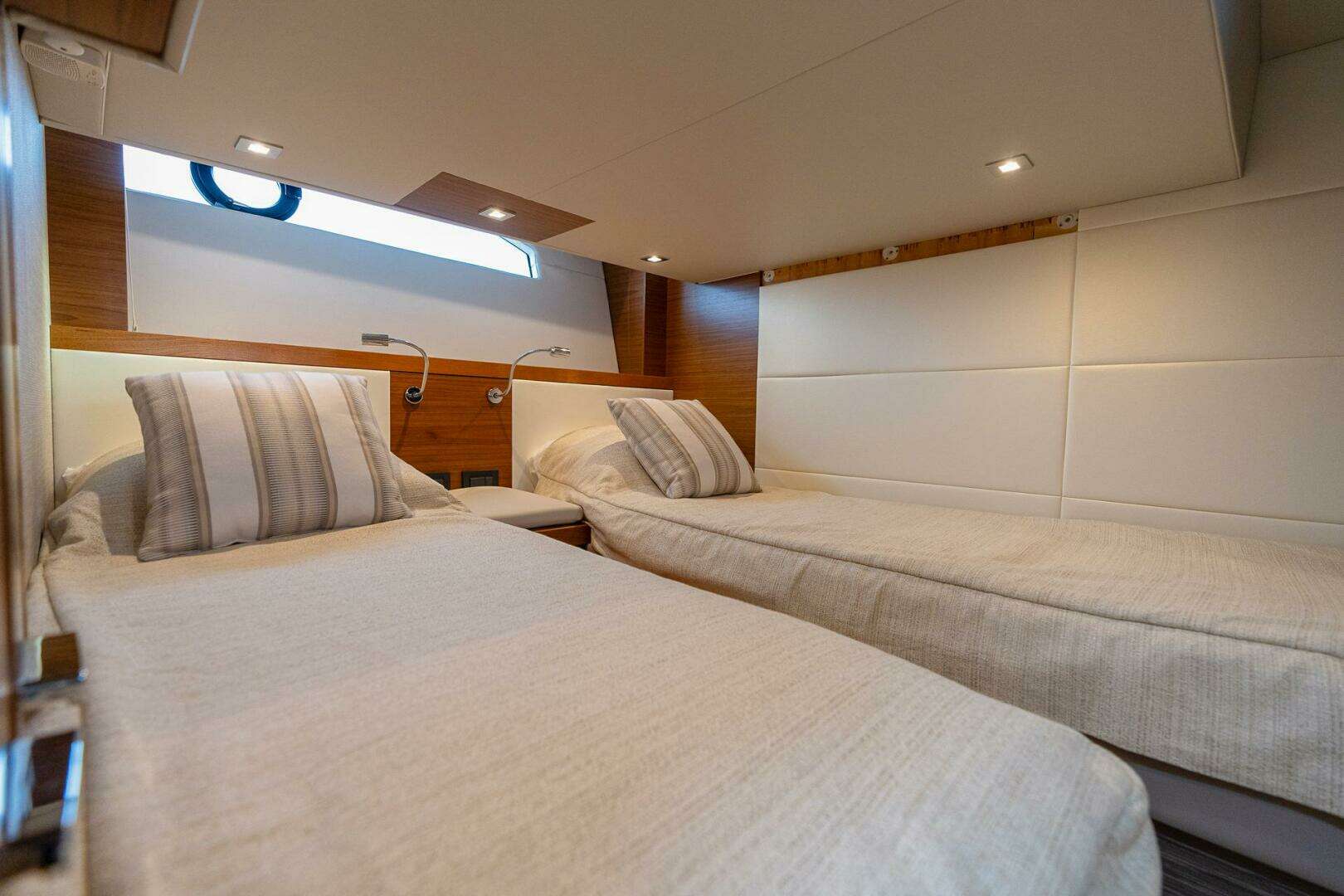 2021 Tiara Yachts 4400 Flybridge - Image 37