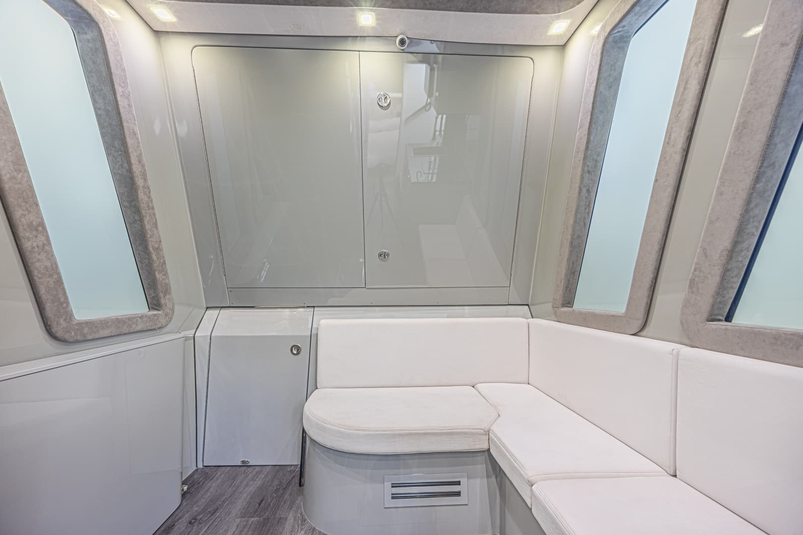 2025 Midnight Express 52 Vitesse - Image 32