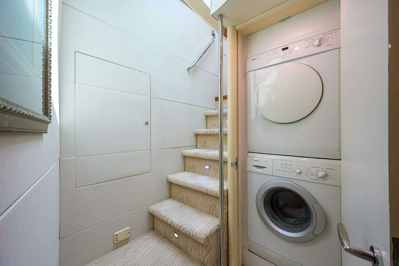 2007 Lazzara Yachts 80 Enclosed - Image 21