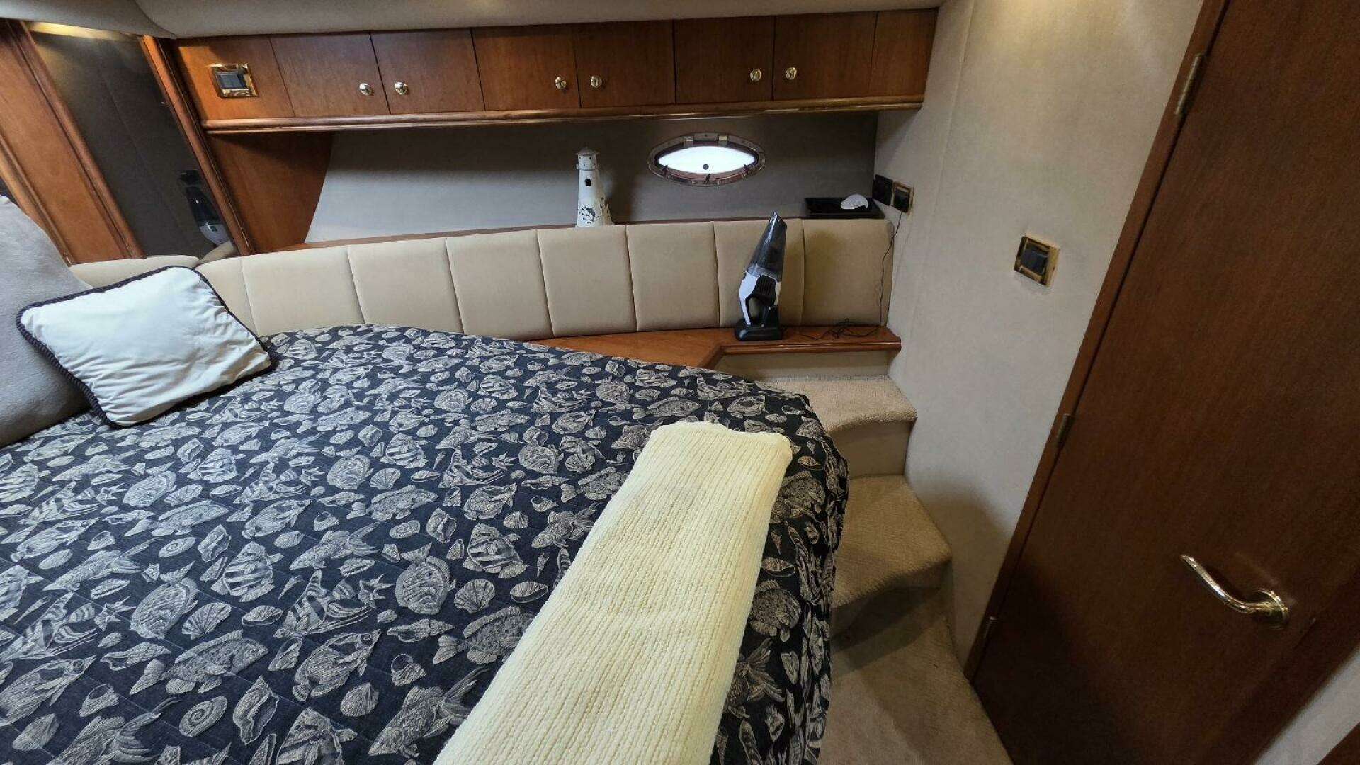 2000 Cruisers Yachts 4450 Express Motor Yacht - Image 52
