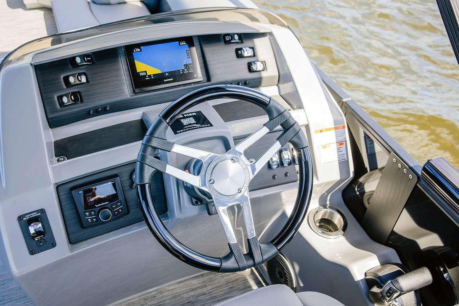 2024 Bennington L 25 Swingback Bowrider helm with modern controls and navigation display.