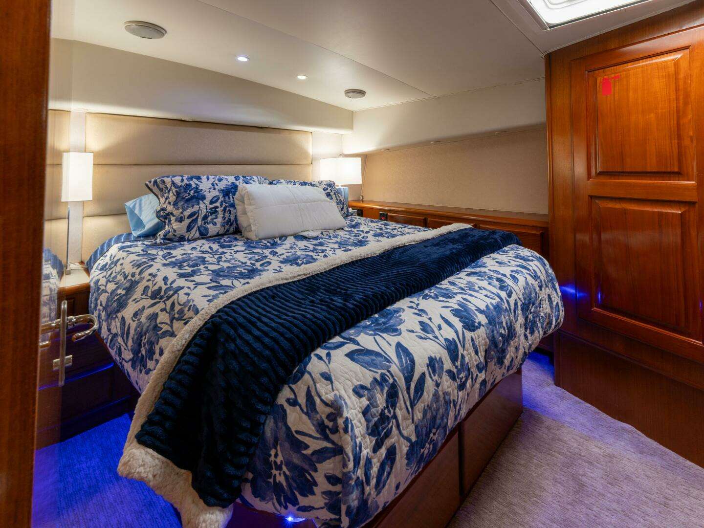 1998 Viking 58 Convertible - Image 27