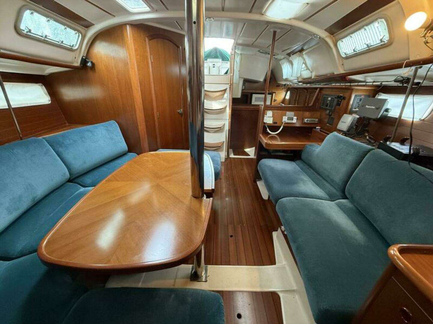 1998 Beneteau OCEANIS 352 - Image 27