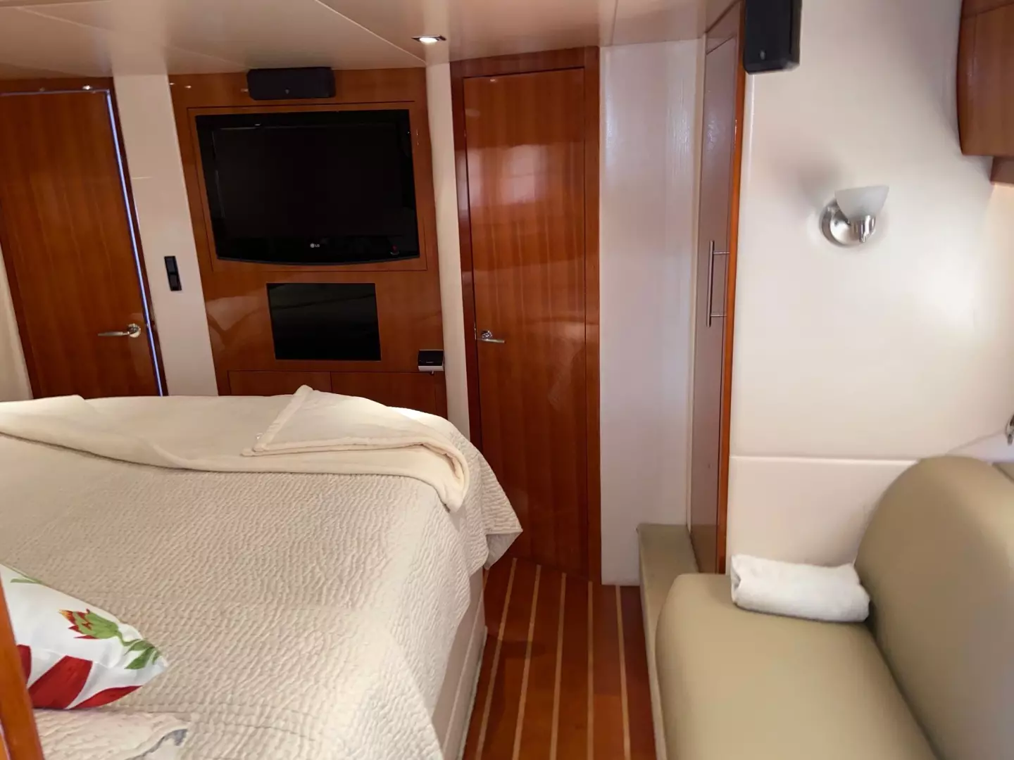2009 Regal 5260 - Image 36