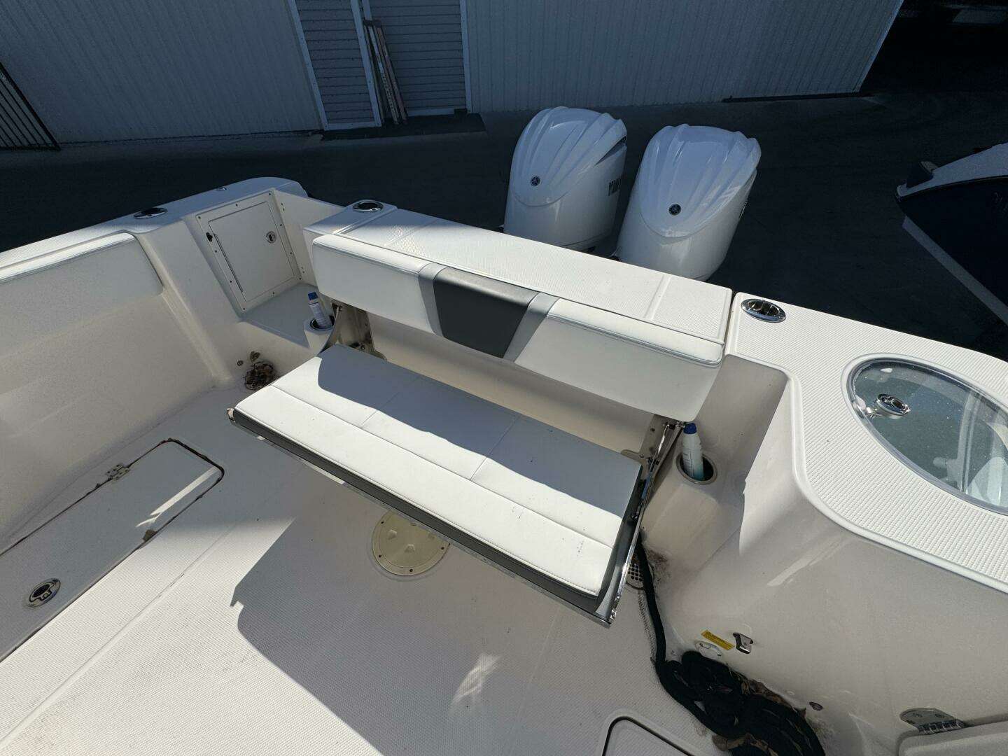 2023 Robalo R270 Center Console - Image 36