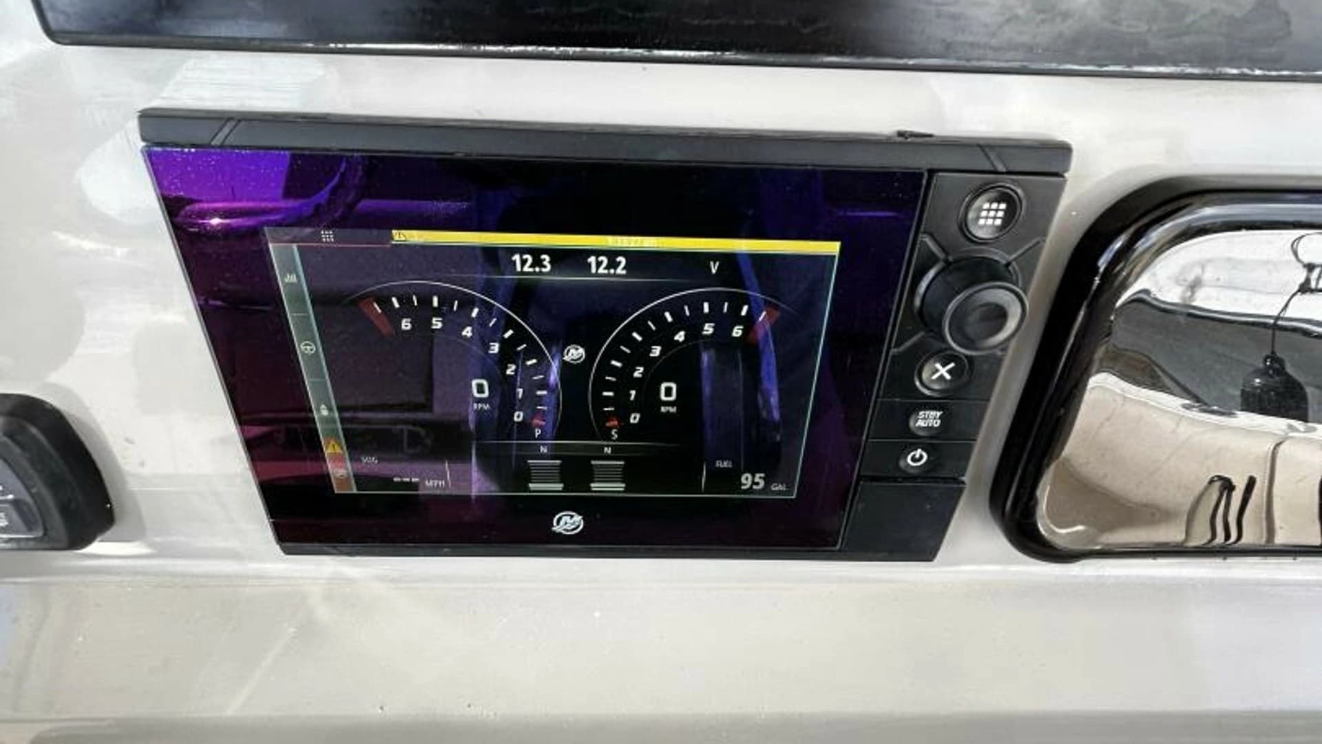 2017 Boston Whaler 330 Outrage - Image 8