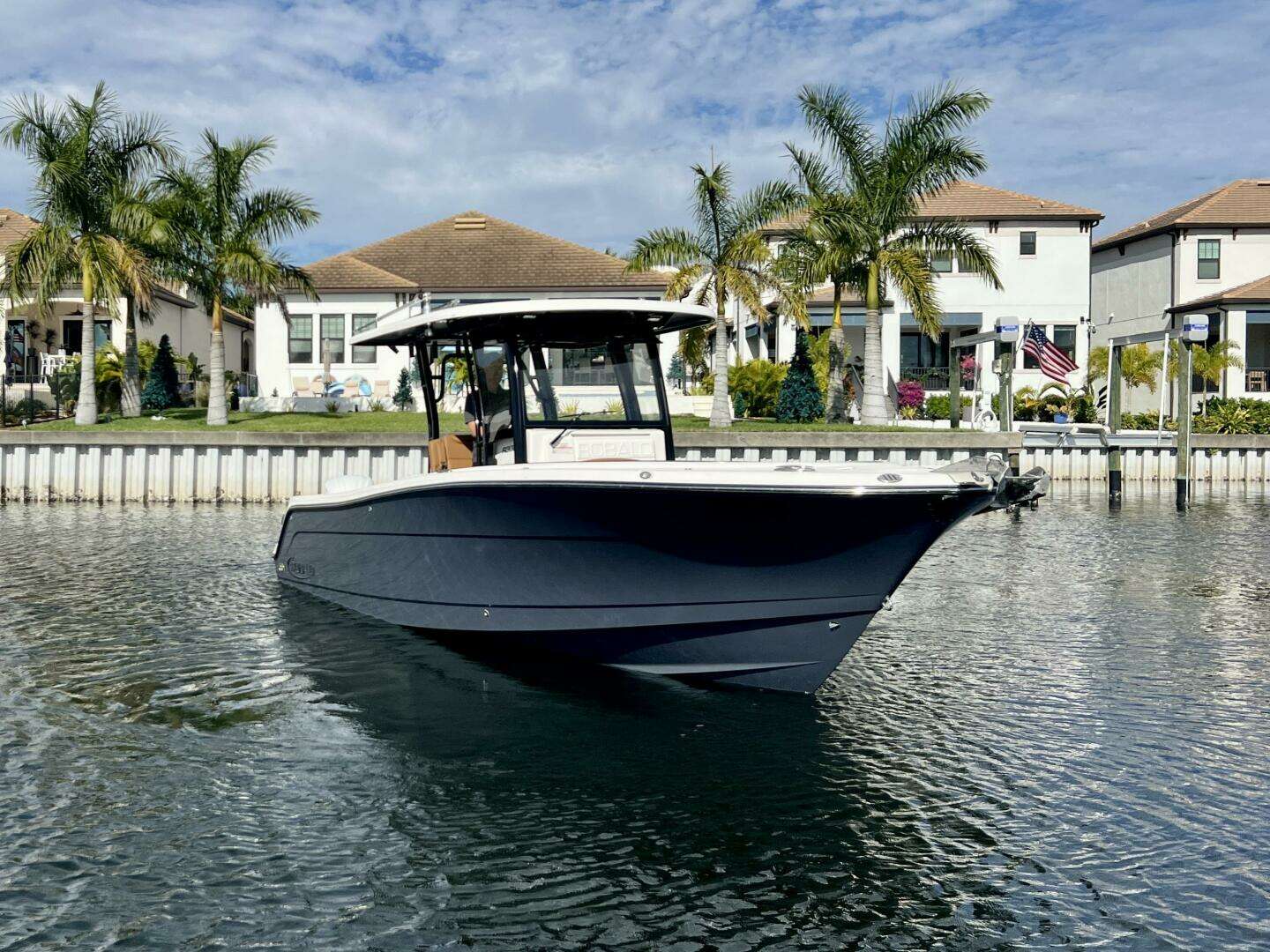 2025 Robalo R302 Center Console - Image 5