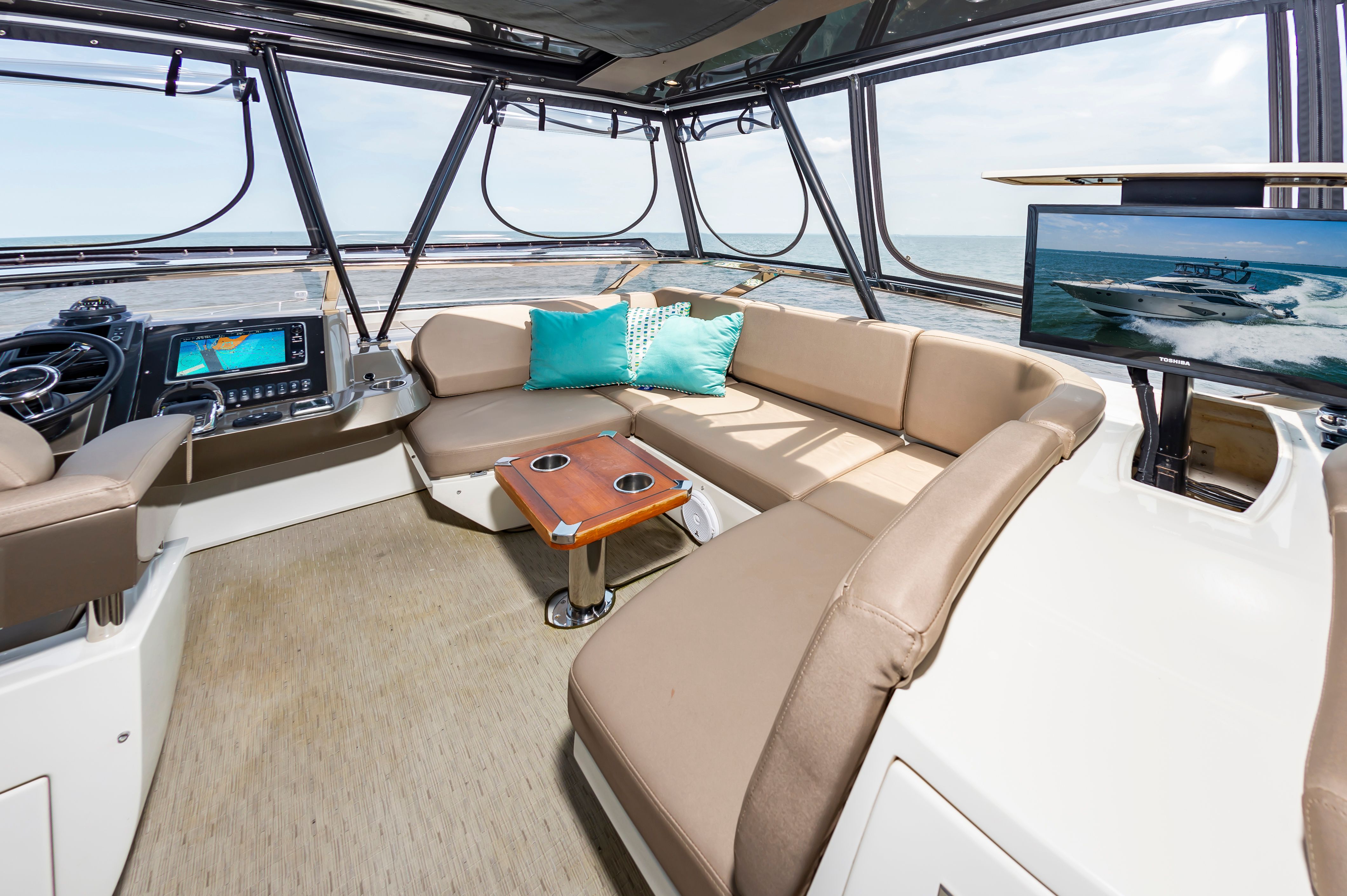 2013 Marquis 63 Sport Yacht - 12