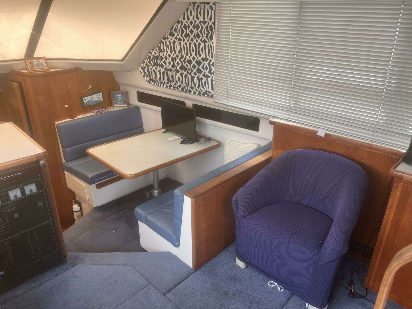 1994 Carver Aft Cabin Motor Yacht - Image 32