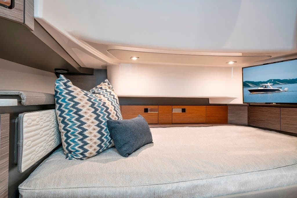 2027 TIARA YACHTS 43 LS - Image 25