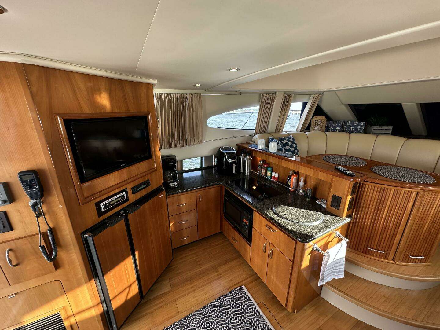 2005 Carver 36 SS - Image 31