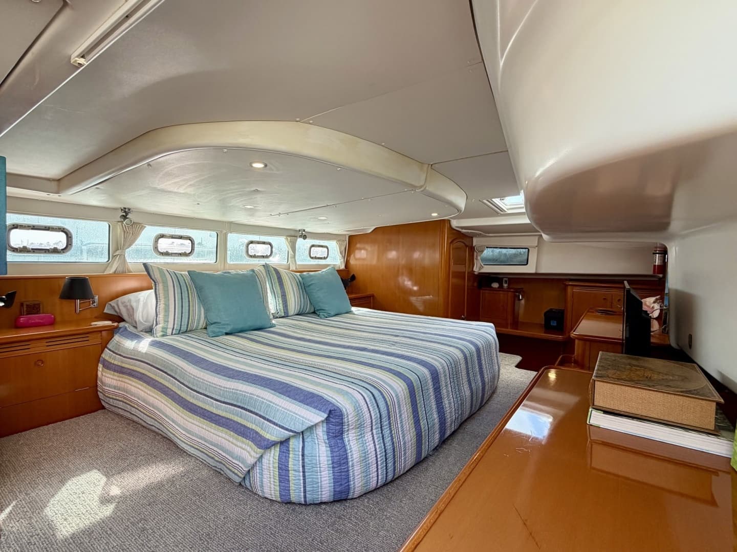 2005 Lagoon Power 43 - Image 35