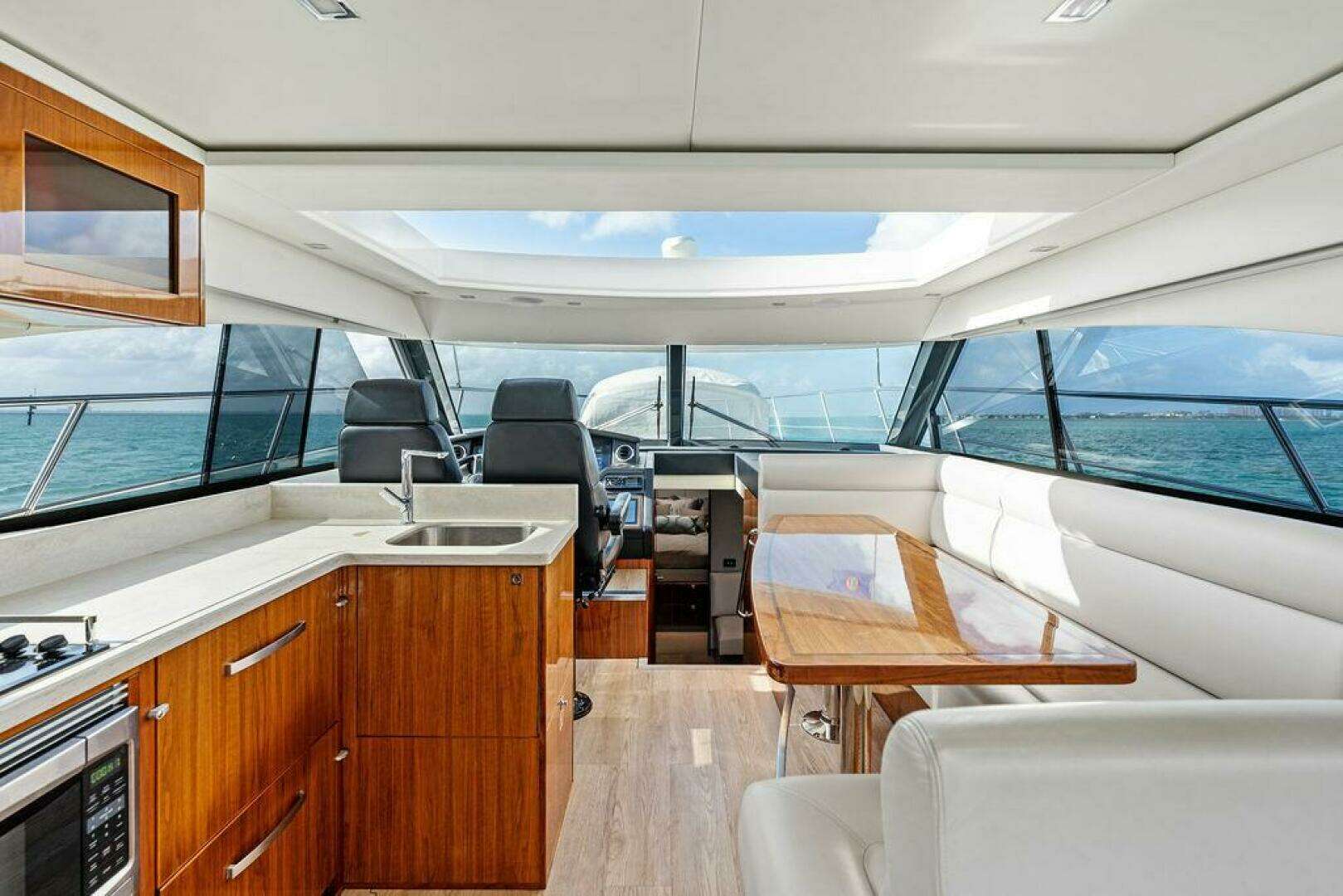 2018 Riviera 4800 Sport Yacht - Image 15