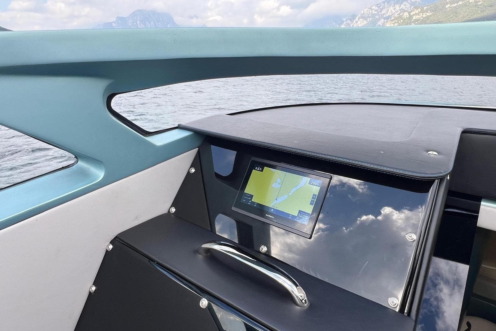 ALBATRO 32 EVO XL Easy boat dashboard with navigation screen on a scenic lake.